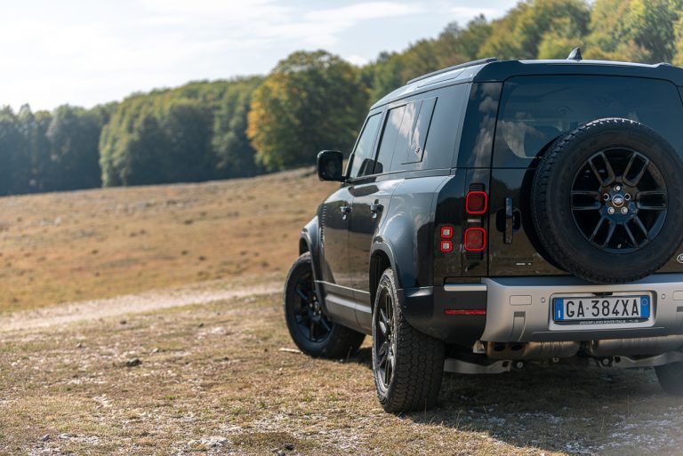 Land Rover Defender 2.0 SD4 S: la prova su strada
