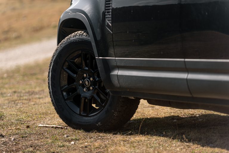 Land Rover Defender 2.0 SD4 S: la prova su strada