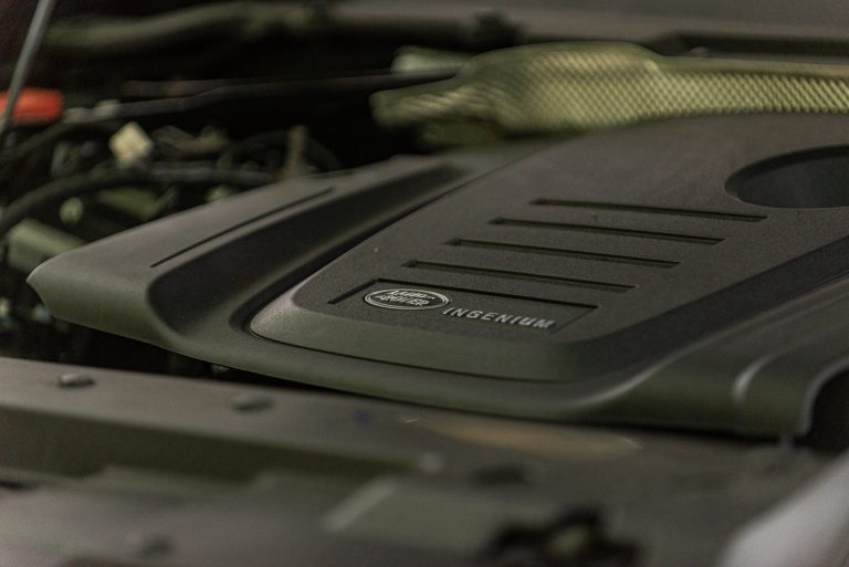 Land Rover Defender 2.0 SD4 S: la prova su strada