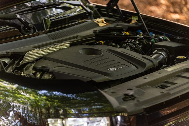 Land Rover Defender 2.0 SD4 S: la prova su strada
