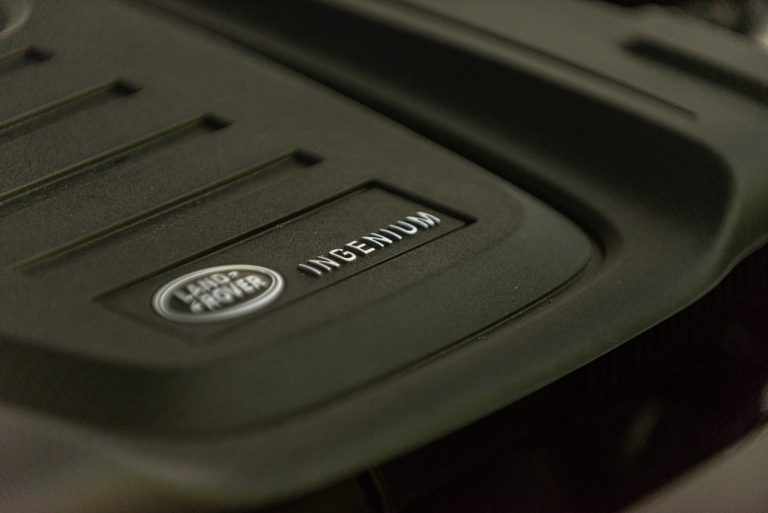 Land Rover Defender 2.0 SD4 S: la prova su strada