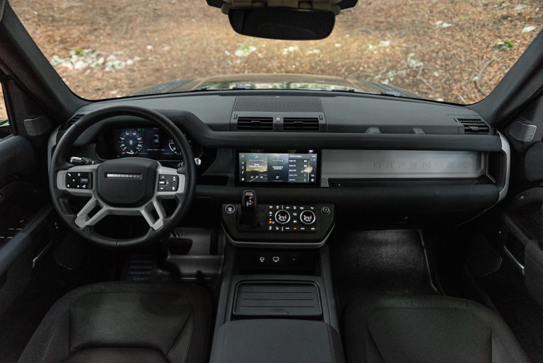 Land Rover Defender 2.0 SD4 S: la prova su strada