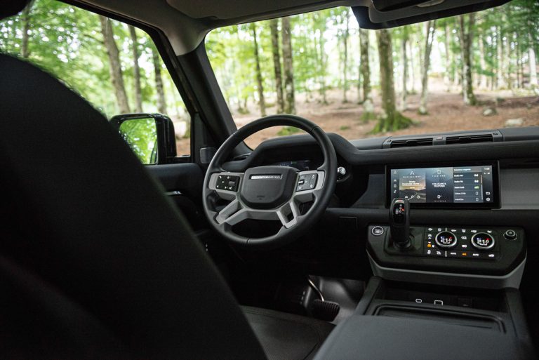 Land Rover Defender 2.0 SD4 S: la prova su strada