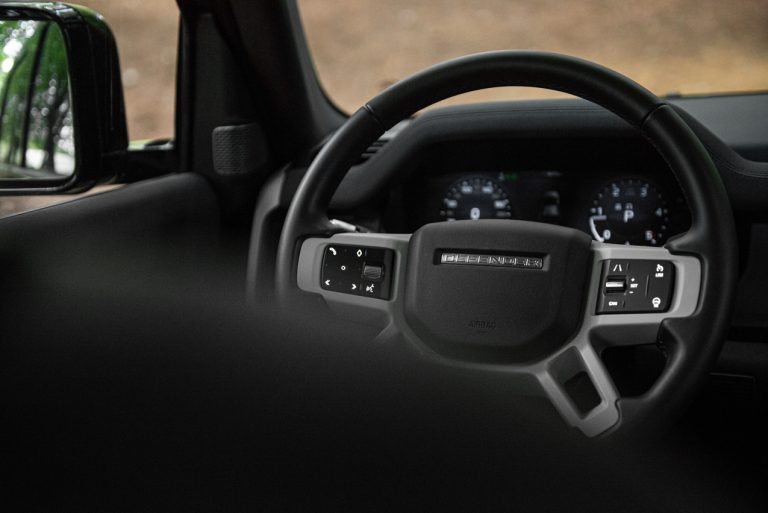 Land Rover Defender 2.0 SD4 S: la prova su strada