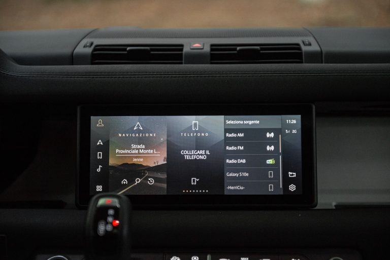 Land Rover Defender 2.0 SD4 S: la prova su strada
