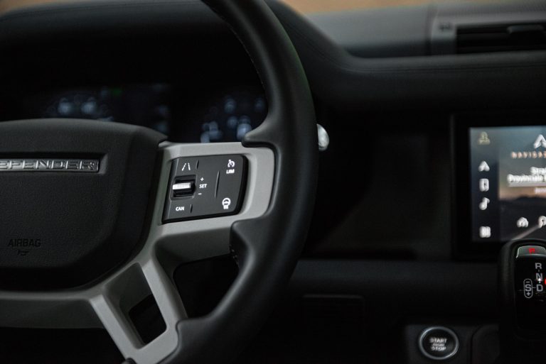 Land Rover Defender 2.0 SD4 S: la prova su strada