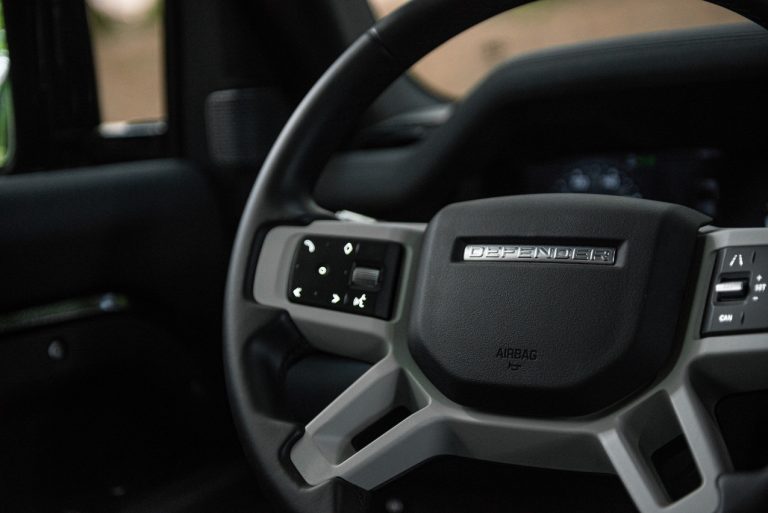 Land Rover Defender 2.0 SD4 S: la prova su strada