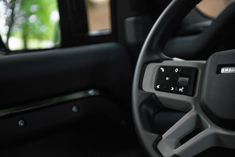 Land Rover Defender 2.0 SD4 S: la prova su strada