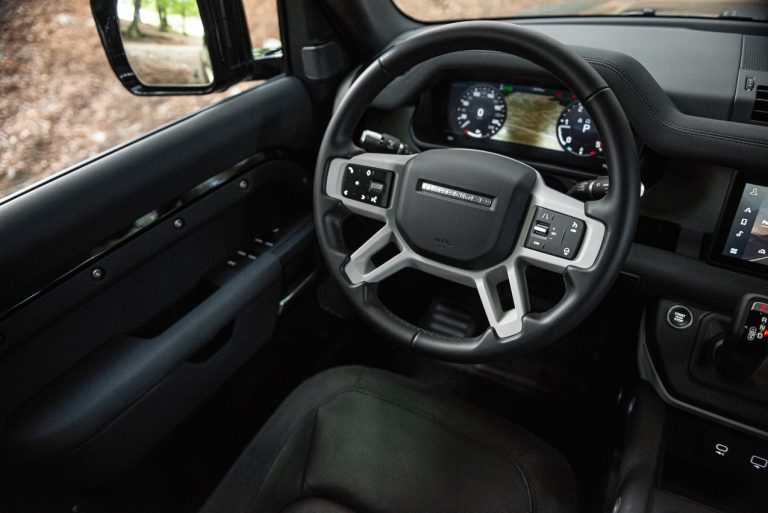 Land Rover Defender 2.0 SD4 S: la prova su strada