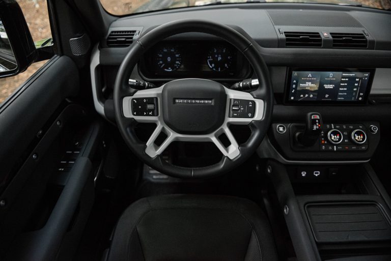 Land Rover Defender 2.0 SD4 S: la prova su strada