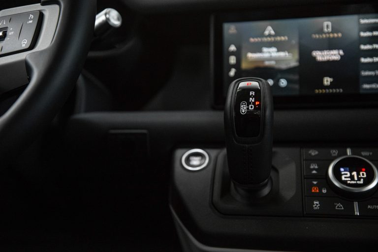 Land Rover Defender 2.0 SD4 S: la prova su strada