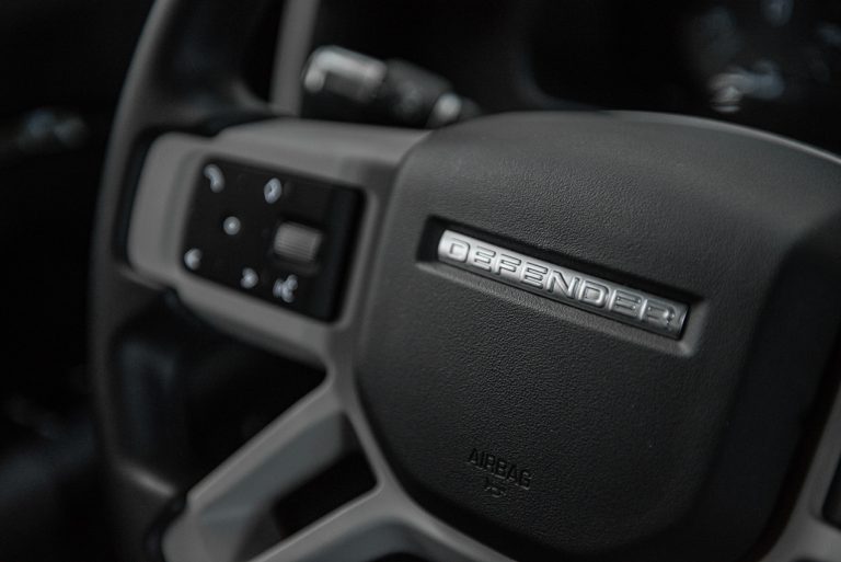 Land Rover Defender 2.0 SD4 S: la prova su strada