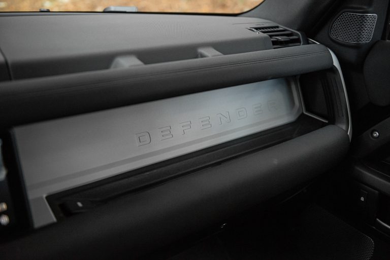 Land Rover Defender 2.0 SD4 S: la prova su strada