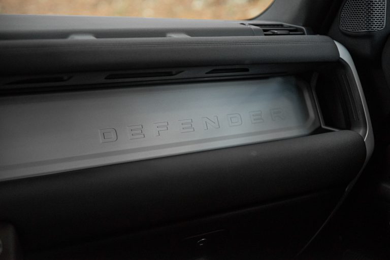 Land Rover Defender 2.0 SD4 S: la prova su strada
