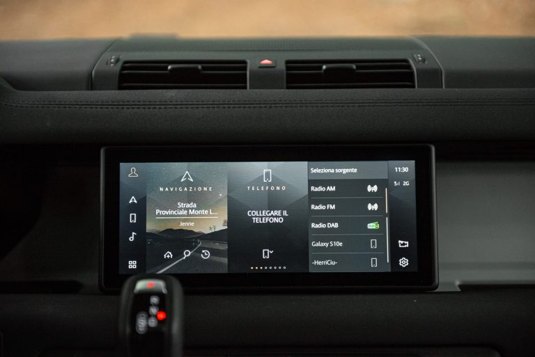 Land Rover Defender 2.0 SD4 S: la prova su strada