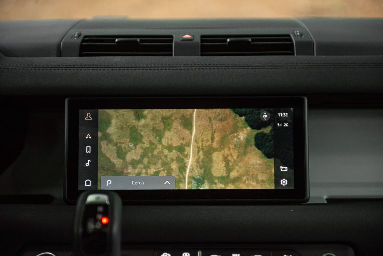 Land Rover Defender 2.0 SD4 S: la prova su strada