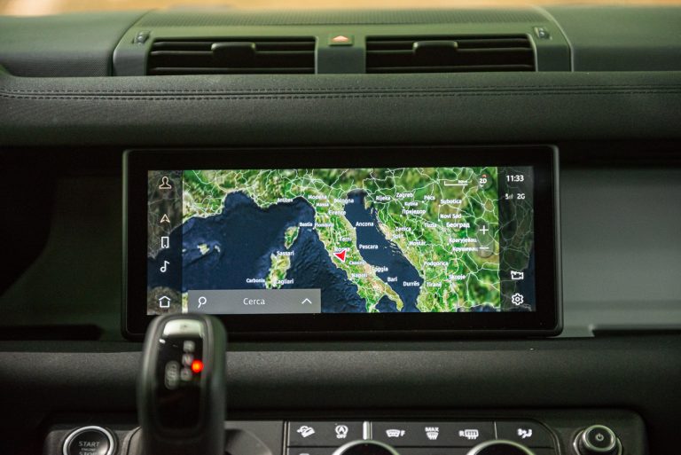 Land Rover Defender 2.0 SD4 S: la prova su strada