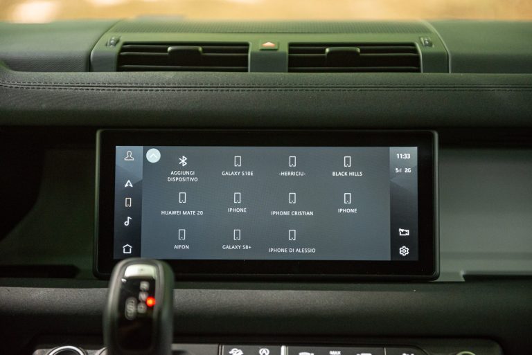 Land Rover Defender 2.0 SD4 S: la prova su strada