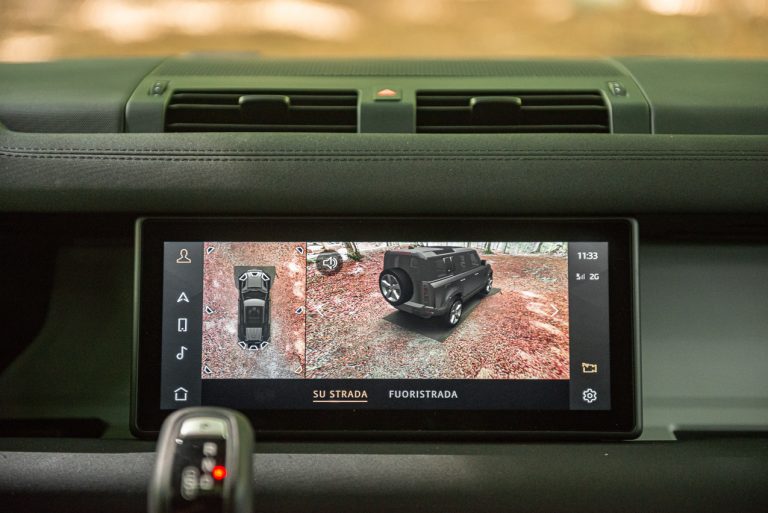 Land Rover Defender 2.0 SD4 S: la prova su strada