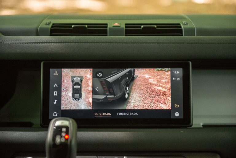 Land Rover Defender 2.0 SD4 S: la prova su strada