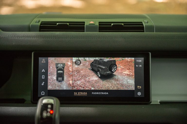 Land Rover Defender 2.0 SD4 S: la prova su strada
