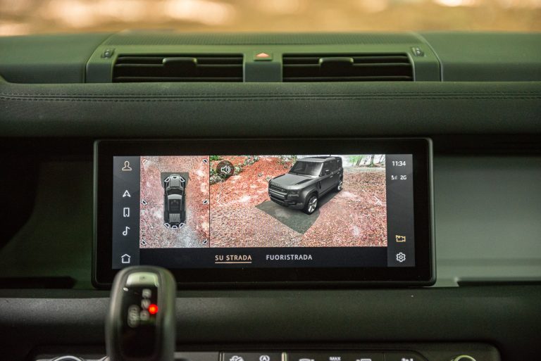 Land Rover Defender 2.0 SD4 S: la prova su strada