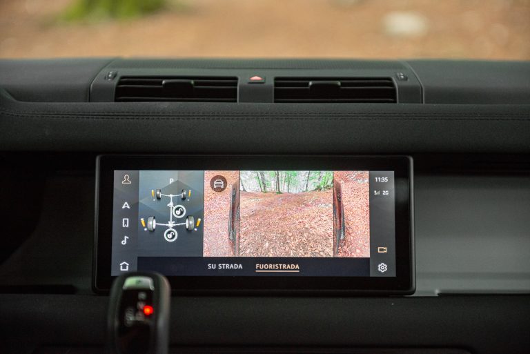 Land Rover Defender 2.0 SD4 S: la prova su strada