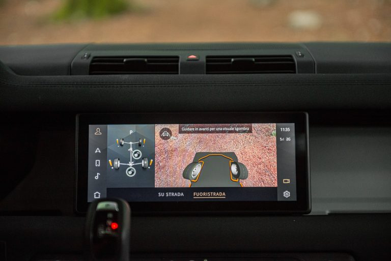 Land Rover Defender 2.0 SD4 S: la prova su strada