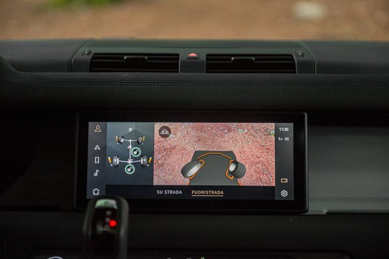 Land Rover Defender 2.0 SD4 S: la prova su strada