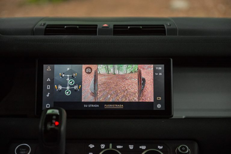 Land Rover Defender 2.0 SD4 S: la prova su strada
