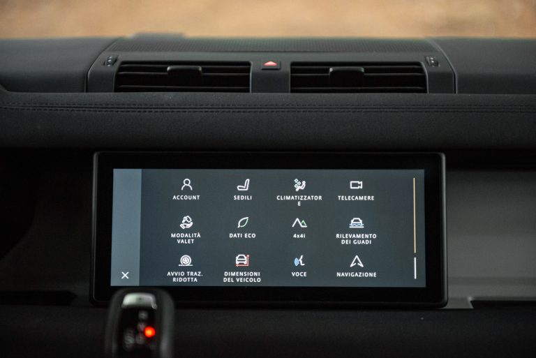 Land Rover Defender 2.0 SD4 S: la prova su strada