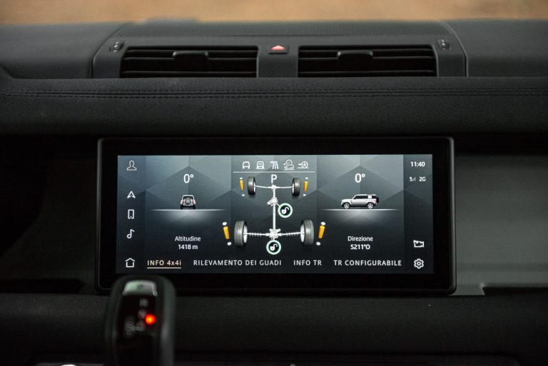 Land Rover Defender 2.0 SD4 S: la prova su strada