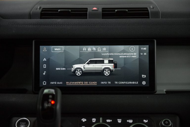 Land Rover Defender 2.0 SD4 S: la prova su strada