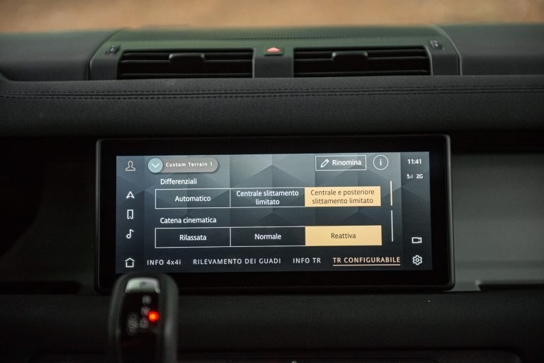 Land Rover Defender 2.0 SD4 S: la prova su strada