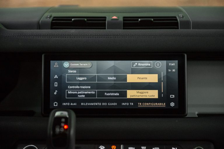 Land Rover Defender 2.0 SD4 S: la prova su strada