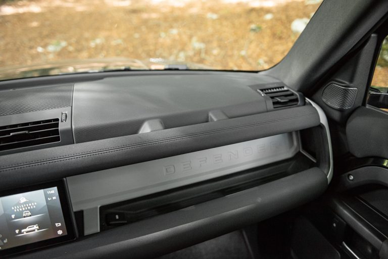 Land Rover Defender 2.0 SD4 S: la prova su strada