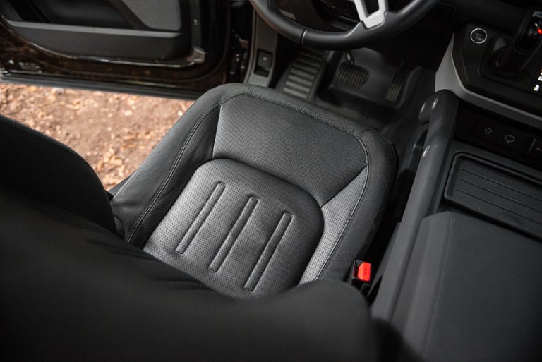 Land Rover Defender 2.0 SD4 S: la prova su strada