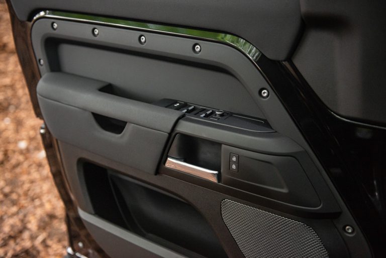Land Rover Defender 2.0 SD4 S: la prova su strada