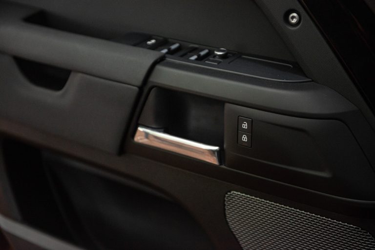 Land Rover Defender 2.0 SD4 S: la prova su strada