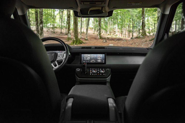 Land Rover Defender 2.0 SD4 S: la prova su strada