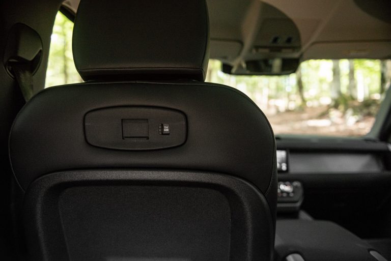 Land Rover Defender 2.0 SD4 S: la prova su strada