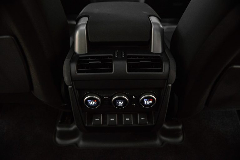 Land Rover Defender 2.0 SD4 S: la prova su strada