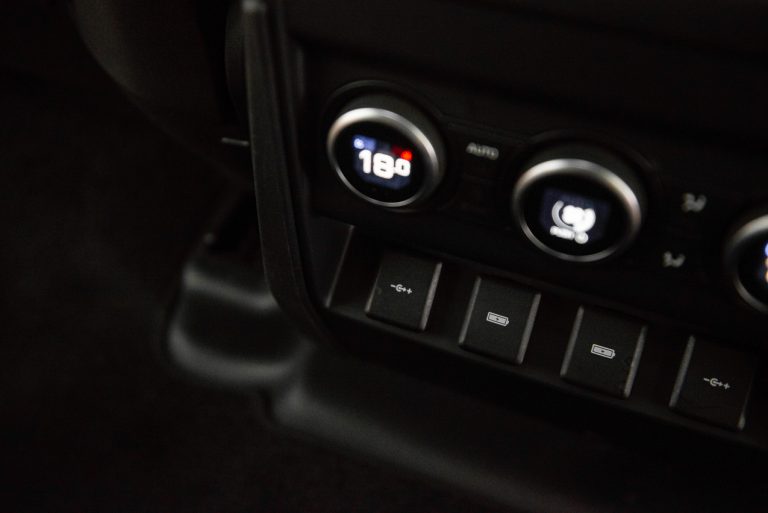 Land Rover Defender 2.0 SD4 S: la prova su strada