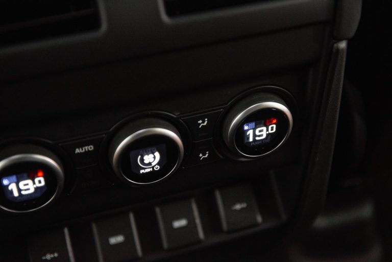 Land Rover Defender 2.0 SD4 S: la prova su strada