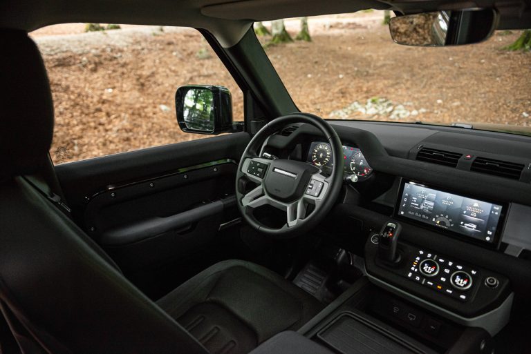 Land Rover Defender 2.0 SD4 S: la prova su strada