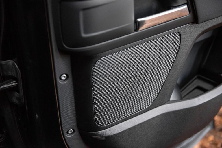 Land Rover Defender 2.0 SD4 S: la prova su strada