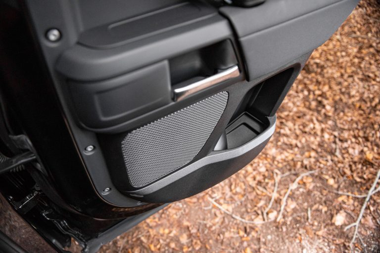 Land Rover Defender 2.0 SD4 S: la prova su strada
