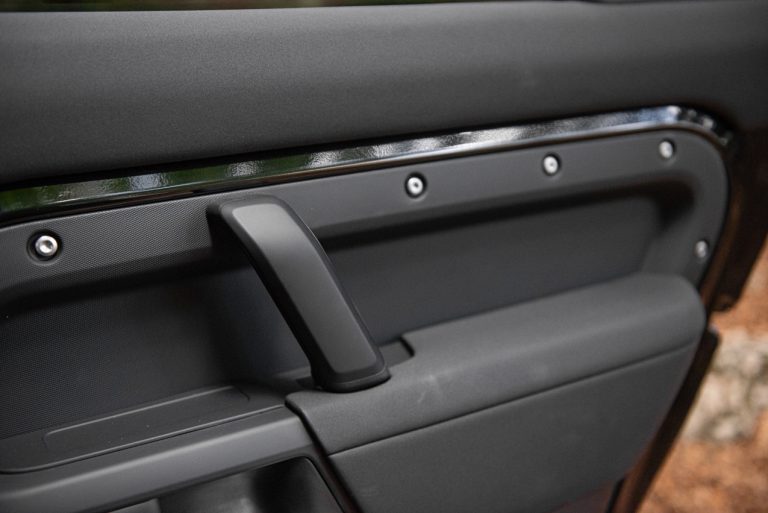 Land Rover Defender 2.0 SD4 S: la prova su strada
