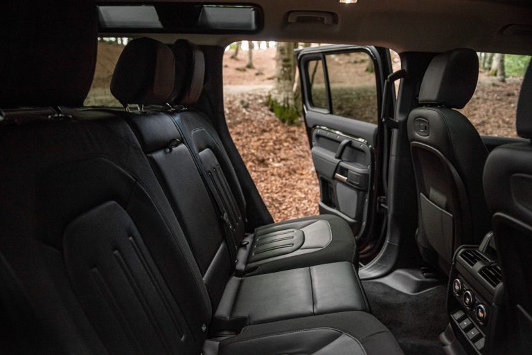 Land Rover Defender 2.0 SD4 S: la prova su strada