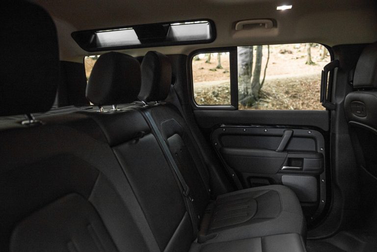 Land Rover Defender 2.0 SD4 S: la prova su strada